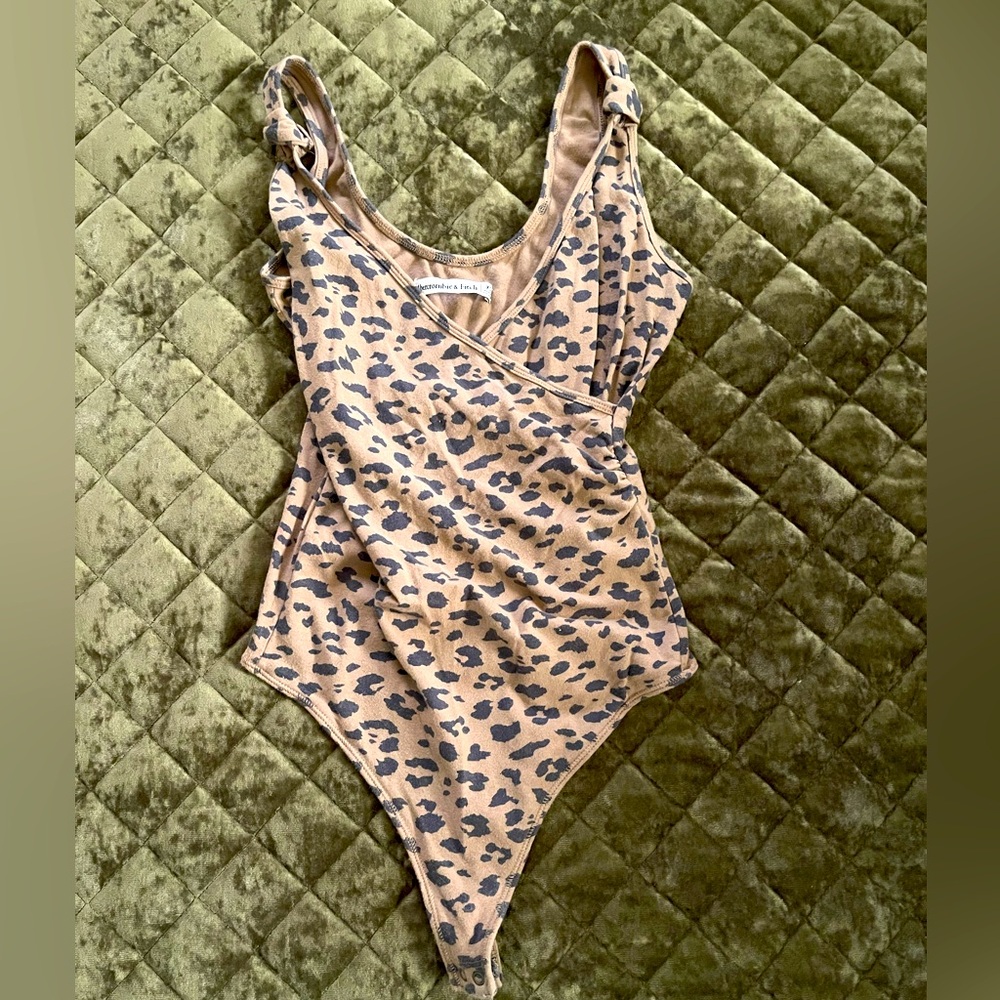 Like new Abercrombie & Fitch leopard body suit XS